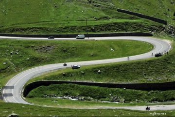 Cel mai frumos drum din lume, Transfagarasanul, pista de viteza pentru ultimul model Ferrari. Record: in cat timp a parcurs un traseu de 15 km