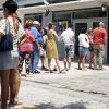 Seisme financiare in serie: Euro, in cadere libera; bancile din Grecia, inchise pana pe 6 iulie; 8 mld. euro, suma retrasa din depozitele bancare in doar doua saptamani; restrictii asupra miscarilor de capital