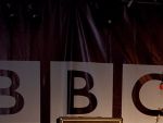 BBC desfiinteaza 1000 de posturi si renunta la 6% dintre angajati. Oamenii urmaresc tot mai mult programele online pe dispozitive mobile. Numarul locuintelor cu televizor a scazut