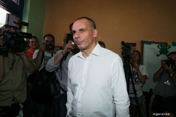 Yanis Varoufakis a demisionat: Voi purta cu mandrie dezgustul creditorilor . Euclid Tsakalotos, noul ministru grec al finantelor