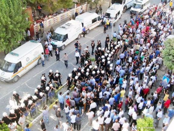 Mii de oameni in strada, la Istanbul, dupa atentatul din sud-estul Turciei cu 31 morti si aproape 100 raniti