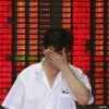 Lunea neagra. Scaderi uriase pe Wall Street. Bursa din China s-a prabusit cu 8,5%. Cele europene, la cel mai scazut nivel din ultimele sapte luni. Pretul petrolului, la cea mai mica valoare de dupa criza