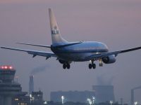 Amenda de 600 euro pentru un pasager al KLM, dupa ce a confundat usa toaletei cu cea a avionului