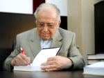 Ion Iliescu, internat la un spital pentru boli de inimă