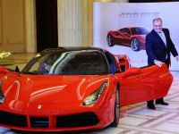 
	Cinci romani vor primi pana la finalul anului cel mai nou model Ferrari, 488 GTB, supranumit &quot;masina pe care banii nu o pot cumpara&quot;. Piata auto pe segmentul lux castiga teren
