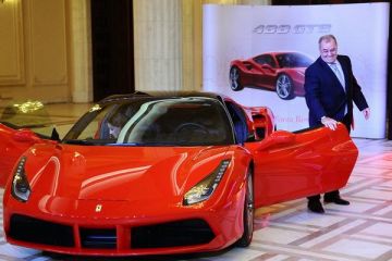 Cinci romani vor primi pana la finalul anului cel mai nou model Ferrari, 488 GTB, supranumit masina pe care banii nu o pot cumpara . Piata auto pe segmentul lux castiga teren