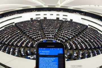 Tarifele de roaming, eliminate in UE, din 2017, dupa ce Parlamentul European a adoptat marti noul pachet telecom. Regulile clare privind accesul la internet