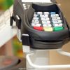 Sistemul cash back . Romanii vor putea retrage bani si de la POS-urile existente in magazine