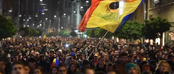 25.000 de oameni au rabufnit de indignare, in strada, la Bucuresti: Pana ieri am tacut, de azi incep sa urlu! . Revolta a fost strigata si pe strazile din mai toate orasele din tara