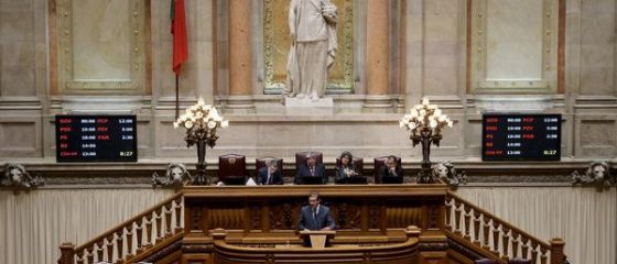 Portugalia, pentru prima data in ultimii 40 de ani, fata in fata cu un executiv al unei aliante a stangii. Premierul Coelho, inaintea caderii previzibile a guvernului de dreapta: Va ruina tara