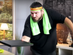 S-a suit cu picioarele pe el si a inceput sa sara. Laptop-ul pe care Micutzu l-a testat cu toata forta sa. VIDEO