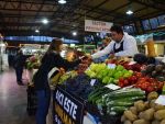 Primul POS, instalat intr-o piata din Romania. Platesti cu cardul pentru fructe si legume