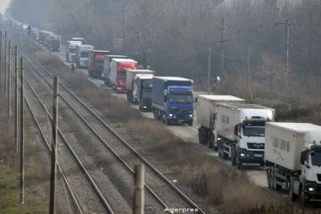 Transportatorii rutieri, protest in fata Guvernului Romaniei, impotriva scumpirii RCA. Zona Piata Victoriei s-a transformat intr-o uriasa parcare pentru 7000 vehicule