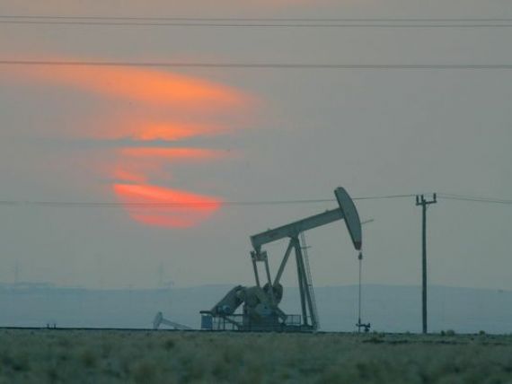 IEA: Pretul titeiului va ramane scazut din cauza nivelului ridicat al productiei OPEC