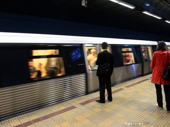 ANPC: Metrorex trebuie sa avertizeze calatorii asupra distantei dintre metrou si peron sau sa puna praguri. Compania, amendata cu 20.000 lei