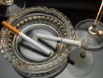 Romanii cheltuie 7% din bani pe bautura si tigari si investesc 1%. Economiile muncitorilor in strainatate, 30 miliarde euro