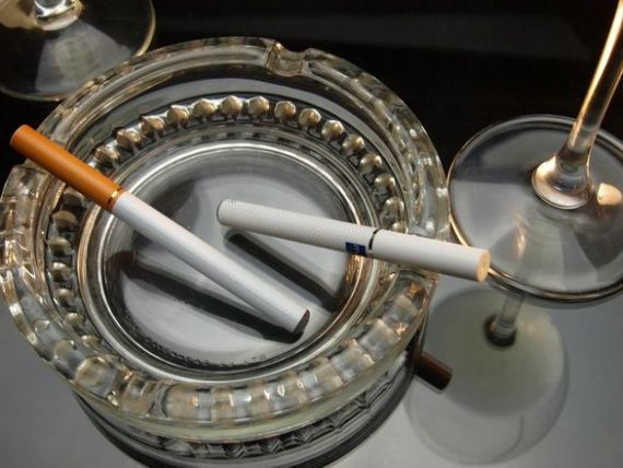 Romanii cheltuie 7% din bani pe bautura si tigari si investesc 1%. Economiile muncitorilor in strainatate, 30 miliarde euro