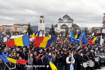 Mii de angajati ai Dacia au iesit in strada la Mioveni. Principala revendicare: urgentarea construirii autostrazii Pitesti-Sibiu