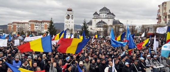 Mii de angajati ai Dacia au iesit in strada la Mioveni. Principala revendicare: urgentarea construirii autostrazii Pitesti-Sibiu