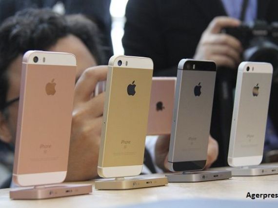 Apple prezinta un iPhone mai mic si mai ieftin, pentru a-si relansa vanzarile in scadere, si promite sa nu cedeze in batalia cu FBI
