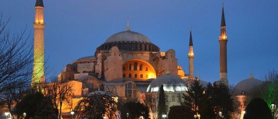 Atentatele teroriste si racirea relatiilor cu Rusia ingroapa turismul intr-una dintre cele mai vizitate tari din lume. Scadere cu 40% a rezervarilor pentru vacante estivale in Turcia