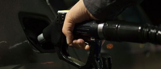 Carburantii se ieftinesc din ianuarie, dupa scaderea TVA si eliminarea supraaccizei. Romania intra in topul statelor UE cu cele mai mici preturi