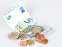 
	Romanii castiga 5,5 euro pe ora, de 5 ori mai putin fata de media UE. Danezii primesc de 8 ori mai mult si sunt europenii cel mai bine platiti
