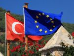 Juncker: Turcia se îndepărtează cu paşi gigantici de Uniunea Europeană