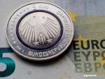 Coada la euro, in Germania. Nemtii s-au imbulzit la banca centrala pentru noua moneda de 5 euro, care seamana cu marca