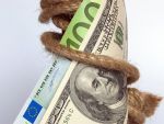 Dolarul ajunge aproape de paritatea cu euro, pe pietele internationale. La BNR, euro si dolarul urca in tandem. Moneda americana se apropie de 4,3 lei