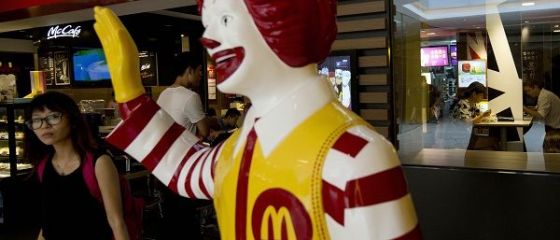 McDonald rsquo;s investeste jumatate de miliard de euro in restaurantele viitorului , unde clientii isi fac singuri burgerii