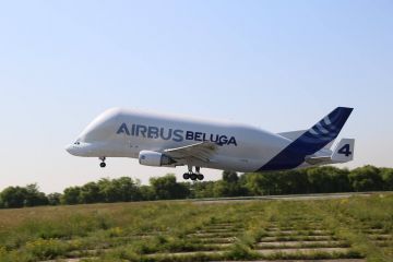 Airbus Beluga, unul dintre cele mai mari avioane din lume, a ajuns pentru prima data in Romania