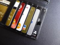 
	ANPC obliga bancile sa elimine mai multe comisioane, intre care cel de administrare a contului, de retragere de numerar sau pentru plati cu cardul in UE
