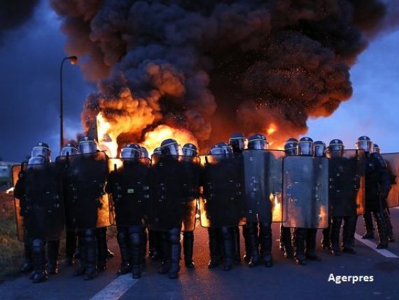Situatie fara precedent in Franta. Manifestantii au blocat rafinarii si depozite de petrol, nemultumiti de reforma dreptului muncii. Consumul de carburanti, asigurat din rezerve