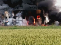 Incendiu pe 2.000 de metri patrati, la o fabrica de incaltaminte din Jilava. Un pompier a murit in timpul misiunii