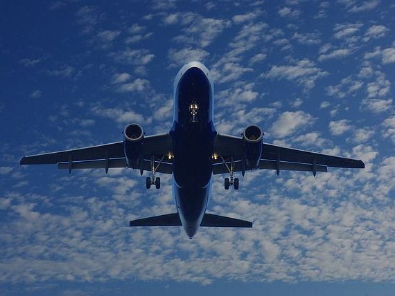 Zeci de avioane decolează din România spre țările UE, cu lucrători sezonieri. Ministerul Transporturilor schimbă condițiile în care se poate pleca la muncă în străinătate