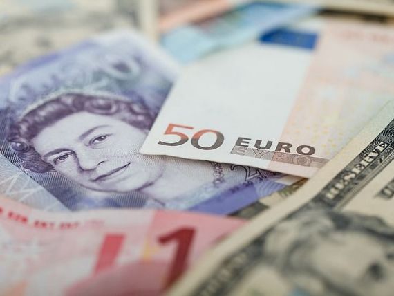 Lira sterlina s-a prabusit, vineri, in raport cu euro si dolarul. Banca Angliei investigheaza modul misteriors prin care moneda a pierdut 6% din valoare in cateva minute