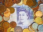Lira sterlina se indreapta spre cel mai abrupt declin de dupa Brexit si ingrijoreaza pietele. Singura veste buna: tot mai multi straini isi rezerva vacante in Marea Britanie