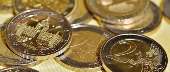 Leul castiga teren fata de euro si franc, dar se depreciaza in raport cu dolarul american