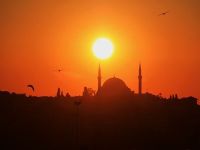 
	Orasul vizitat de peste 7 mil. de straini anual, in care acum bate vantul. Maretul Istanbul, ingropat de cele mai recente atentate teroriste
