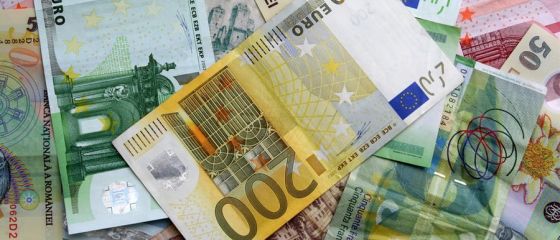 Euro coboara la 4,46 lei, nivel minim al ultimelor trei luni