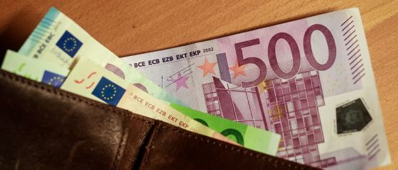 Bancnota euro care va disparea in curand din cauza infractiunilor. Metoda prin care oricine poate recunoaste banii falsi