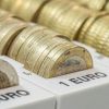 Cel mai slab leu din ultimii trei ani, in raport cu euro. Dolarul atinge un nou maxim istoric
