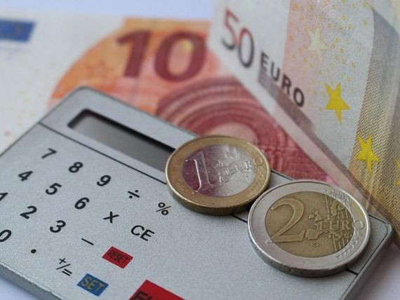 Leul continua sa se deprecieze in raport cu euro si dolarul, dar castiga teren in fata francului