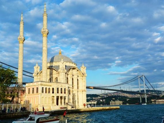Numarul turistilor straini care merg in Turcia a scazut la minimul ultimilor 22 de ani. Ankara pierde 8 mld. dolari