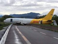 Un avion DHL a aterizat pe o autostrada, in Italia