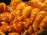 Exportam materie prima si importam produse finite. Desi este unul dintre cei mai mari producatori de grau din UE, Romania importa masiv produse de brutarie, patiserie si biscuiti