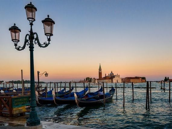 Lupta localnicilor cu turistii ia amploare in Italia. Venetia, impanzita de afise prin care vizitatorii sunt sfatuiti sa plece, pentru ca distrug zona