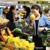 Magazinele ar putea fi obligate prin lege sa doneze alimentele aproape de expirare. Ce beneficii vor primi in schimb