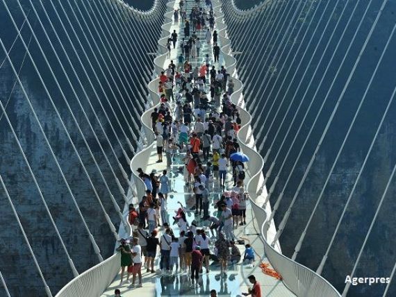 China a inaugurat cel mai lung pod de sticla aflat la cea mai mare inaltime. Dedesubt poate fi admirat un canion urias. FOTO